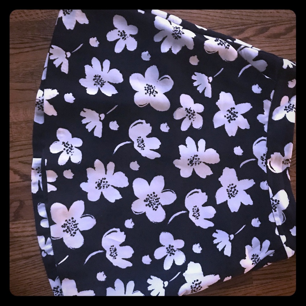 Ann Taylor Navy skirt size 6 petite.